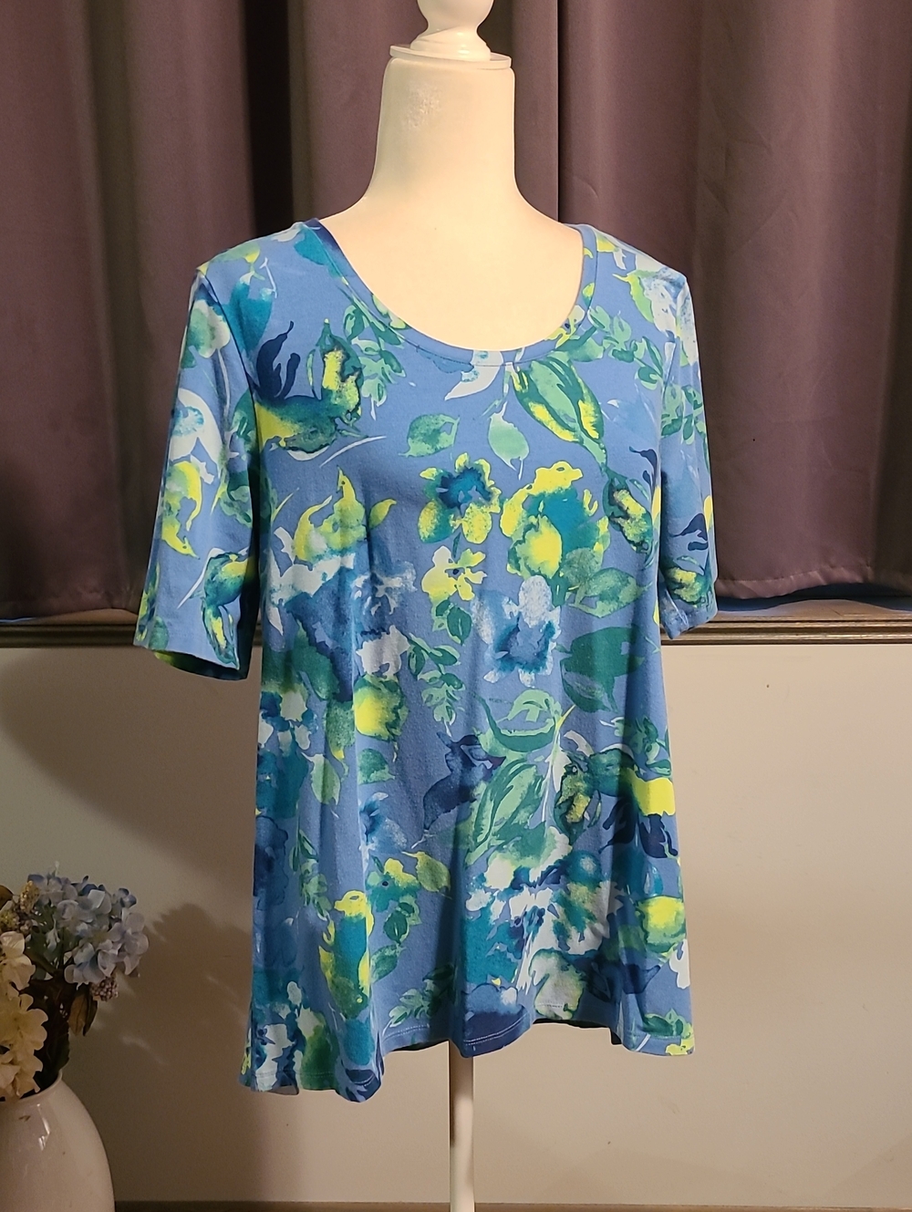 Isaac Mizrahi Blue Floral Short-Sleeve Scoop Neck Top - Medium